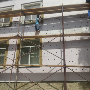 În conformitate cu bugetul aprobat și alocat de către CMC, se efectuează lucrări de reparație și termoizolare a clădirii Grădiniței nr.53 din sectorul Centru